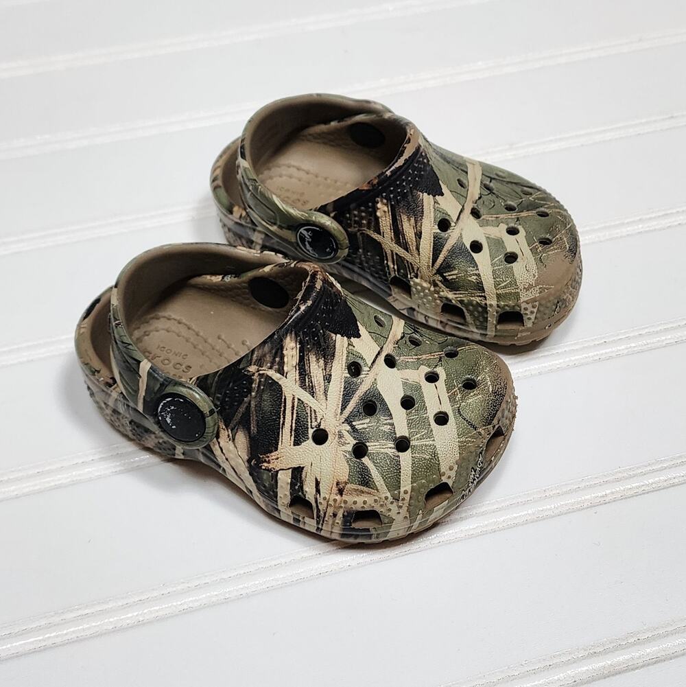 Crocs Classic Realtree Toddler Clogs Sandals Size 4 Toddler Green & Tan